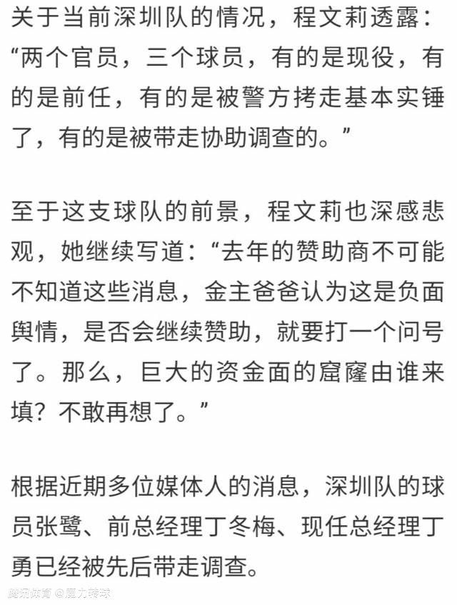 然后手指两面一捏，折叠在一块儿，再往合拢的饺子缝隙处掐几道褶皱出来，扔进旁边水花沸腾了的锅里。